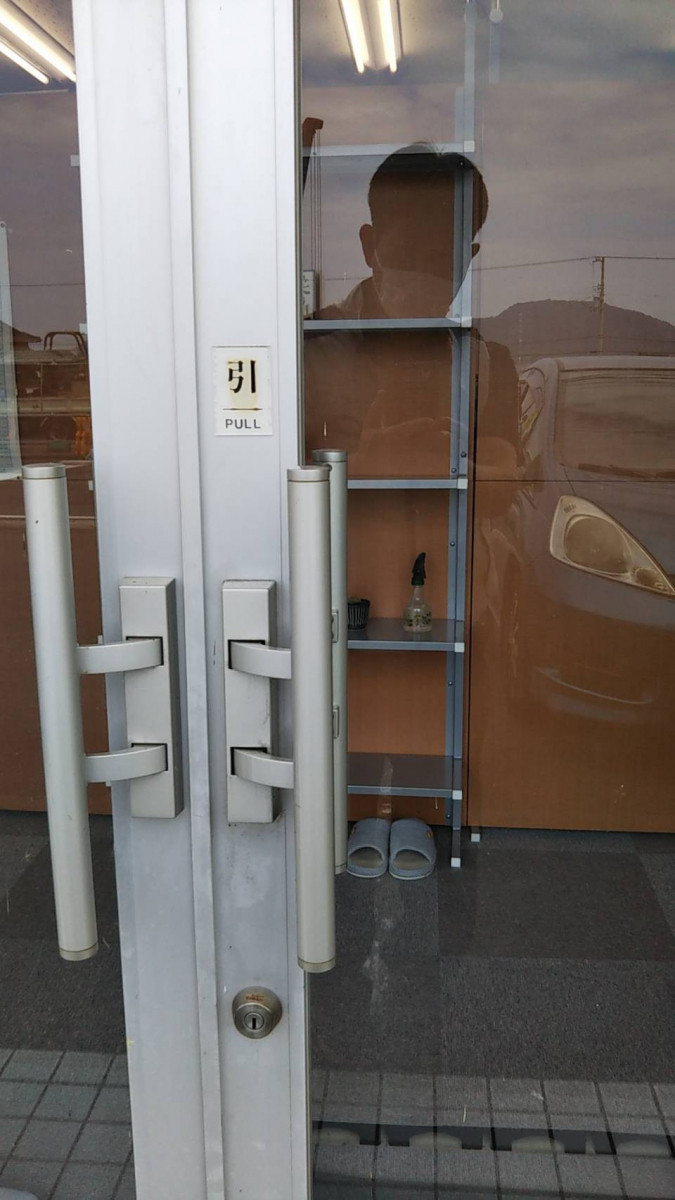 丸亀トーヨー   リノベ   パートナーズの【三豊市　高瀬町】　ガラスフィルム工事　ドア錠取付工事　防犯と西日対策で安心・安全・快適に😄の施工前の写真3