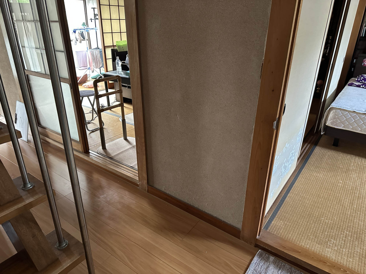 シンデンの室内手すり取付工事の施工前の写真1