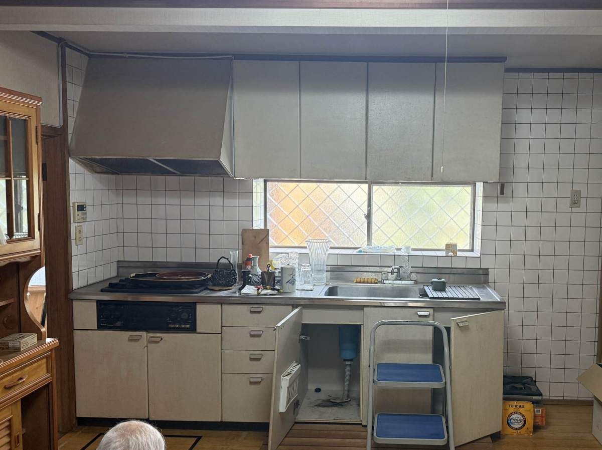 シンデンのキッチン取替え工事の施工前の写真1