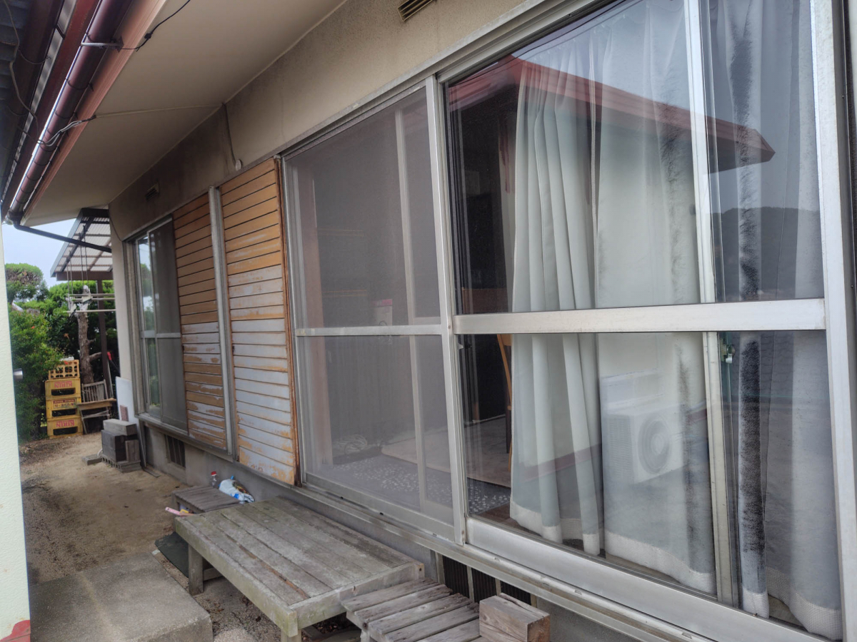 シンデンの雨戸の戸板取替工事の施工前の写真1