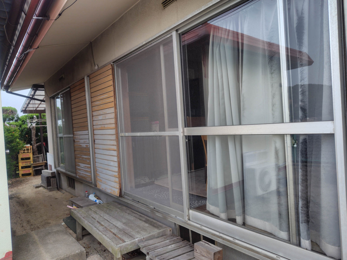 シンデンの〈高松市〉雨戸の戸板取替工事の施工前の写真1