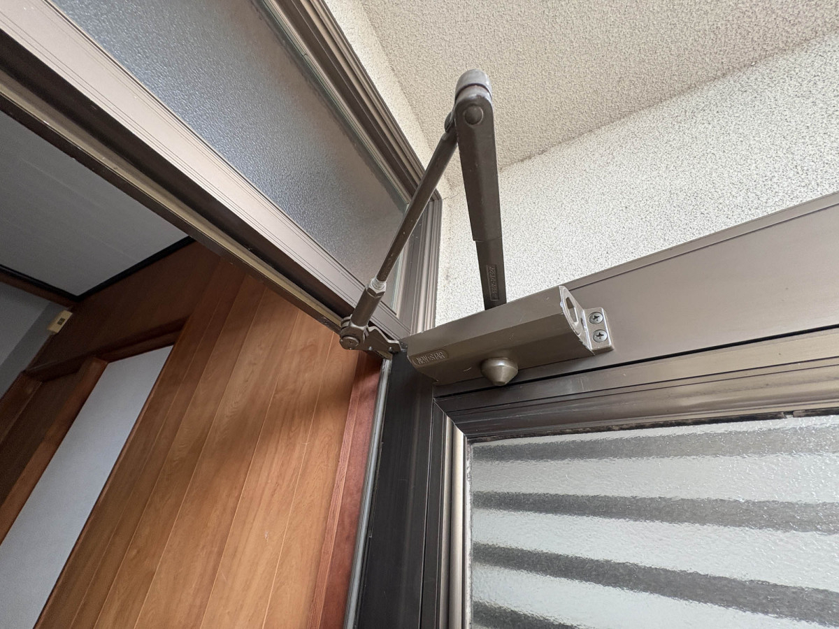 シンデンの〈高松市〉ドアクローザー取替えの施工前の写真1