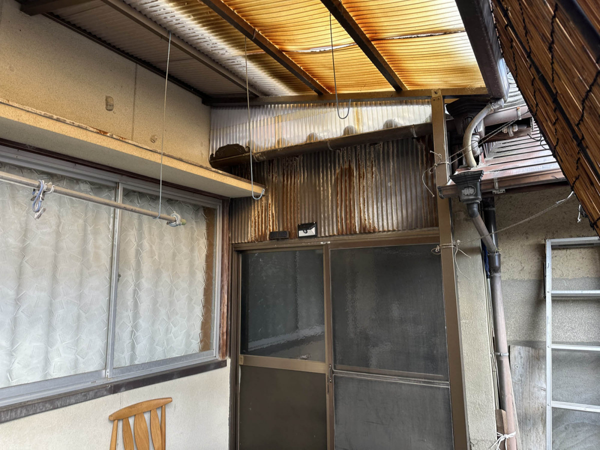 シンデンの〈高松市〉テラスの波板張替えの施工前の写真2