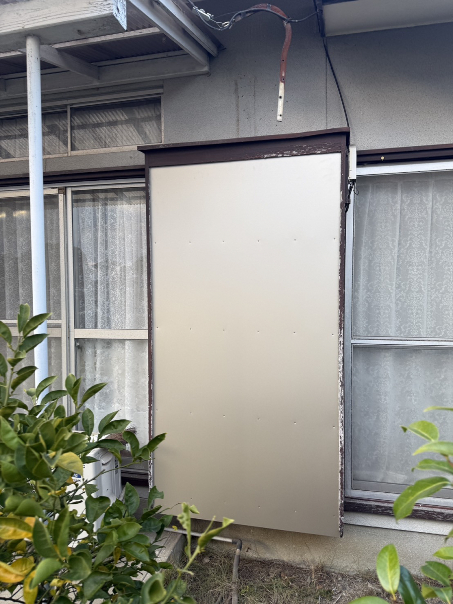 シンデンの〈高松市〉雨戸の戸袋の板を取替えしました。の施工後の写真1