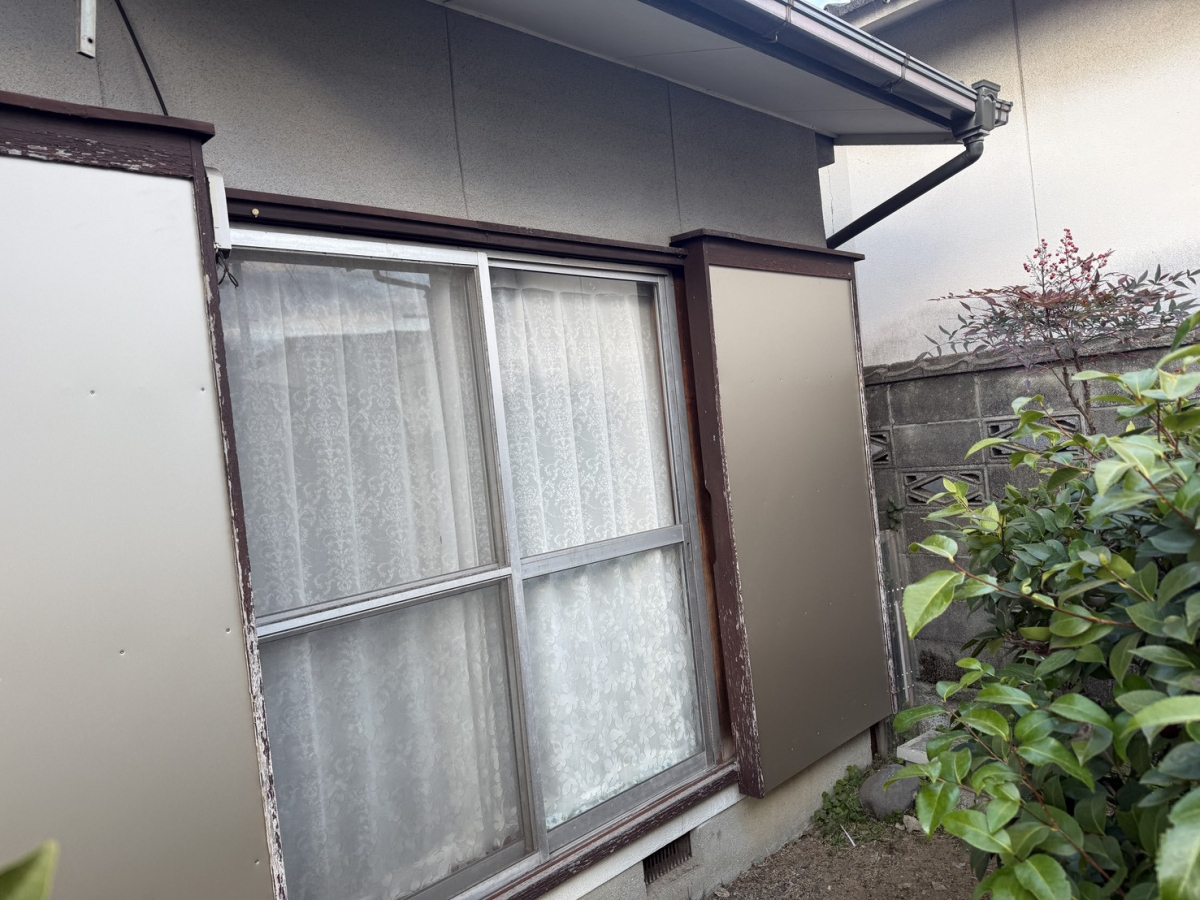 シンデンの〈高松市〉雨戸の戸袋の板を取替えしました。の施工後の写真2