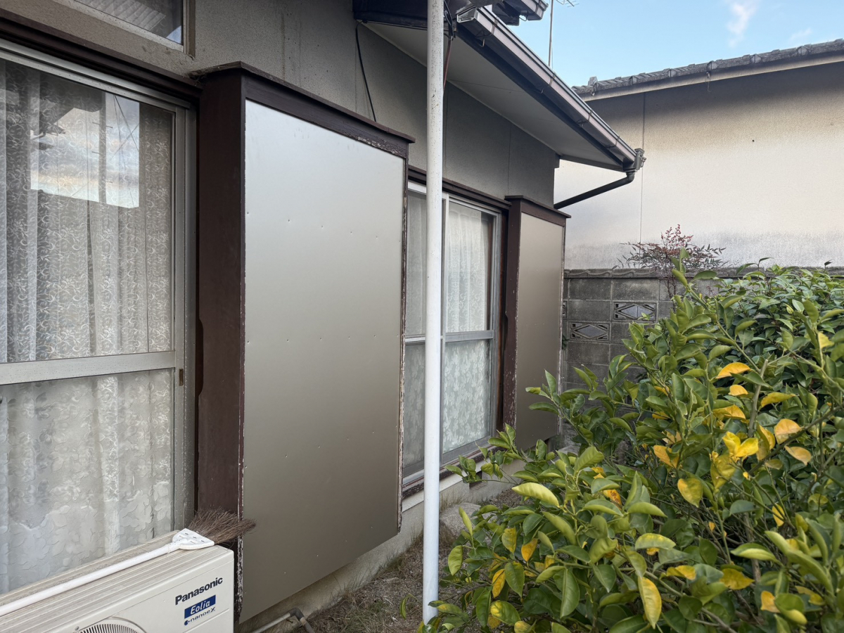 シンデンの〈高松市〉雨戸の戸袋の板を取替えしました。の施工後の写真3