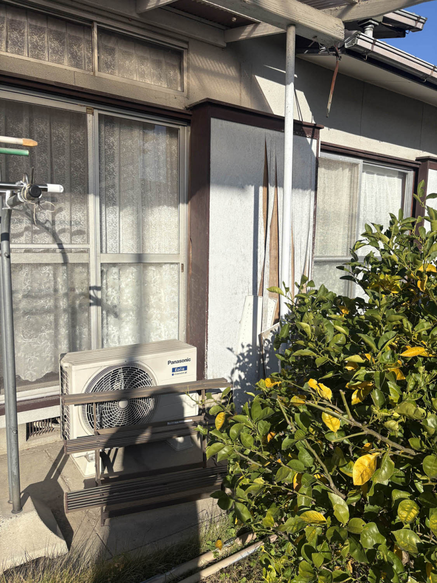 シンデンの〈高松市〉雨戸の戸袋の板を取替えしました。の施工前の写真1