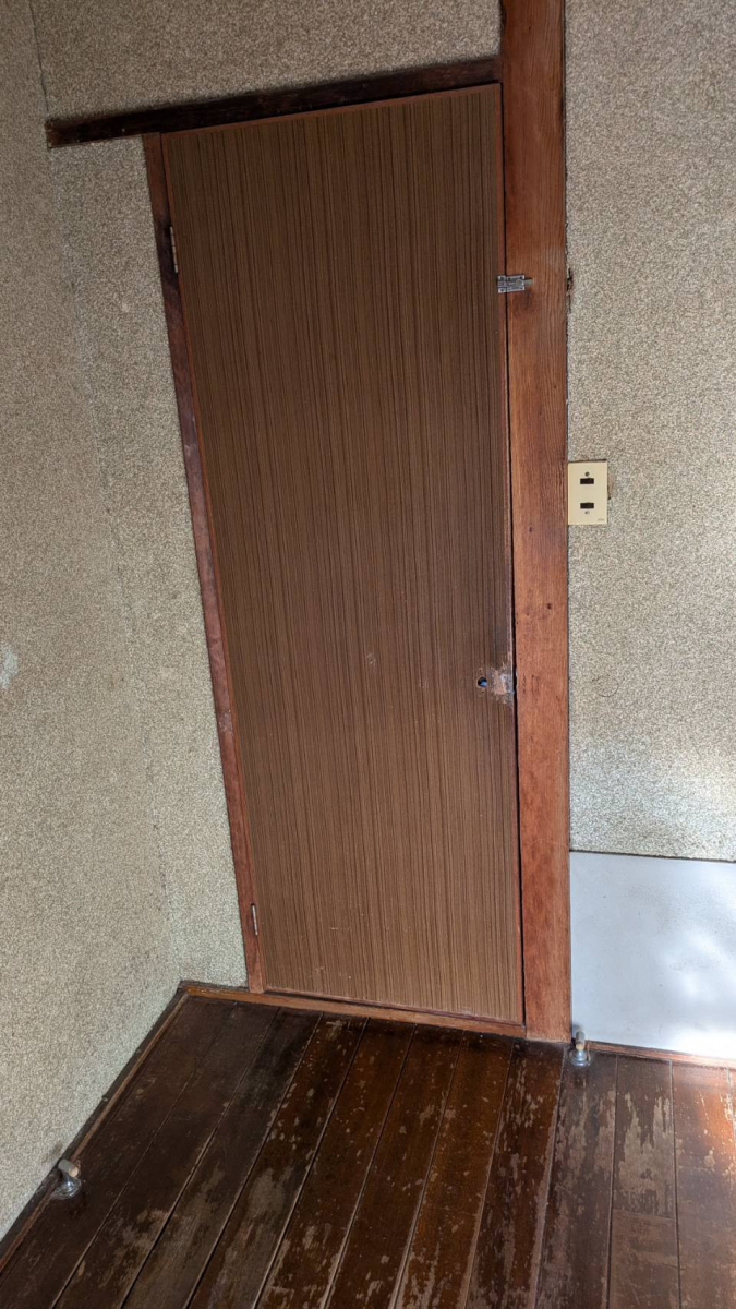 シンデンの〈高松市〉室内のドアを入替えました。の施工前の写真1