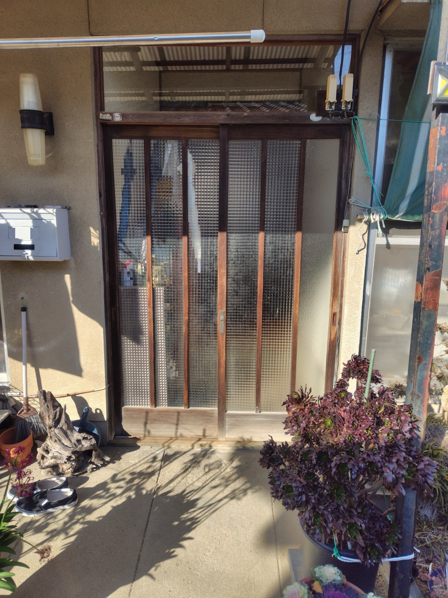 シンデンの〈高松市〉生産終了のガラスもプロの選定で解決！木製玄関のガラス修理の施工後の写真1