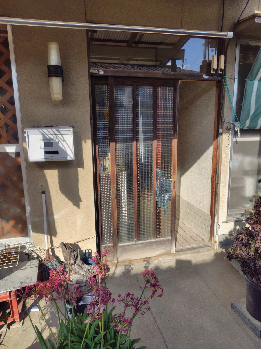 シンデンの〈高松市〉生産終了のガラスもプロの選定で解決！木製玄関のガラス修理の施工前の写真1