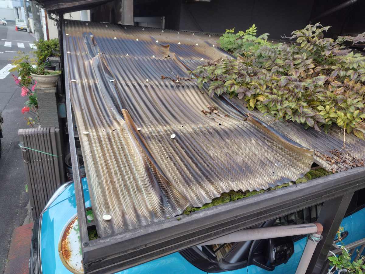 シンデンの〈高松市〉【カーポートの波板交換】めくれ・雨漏りもスピード解決！の施工前の写真1