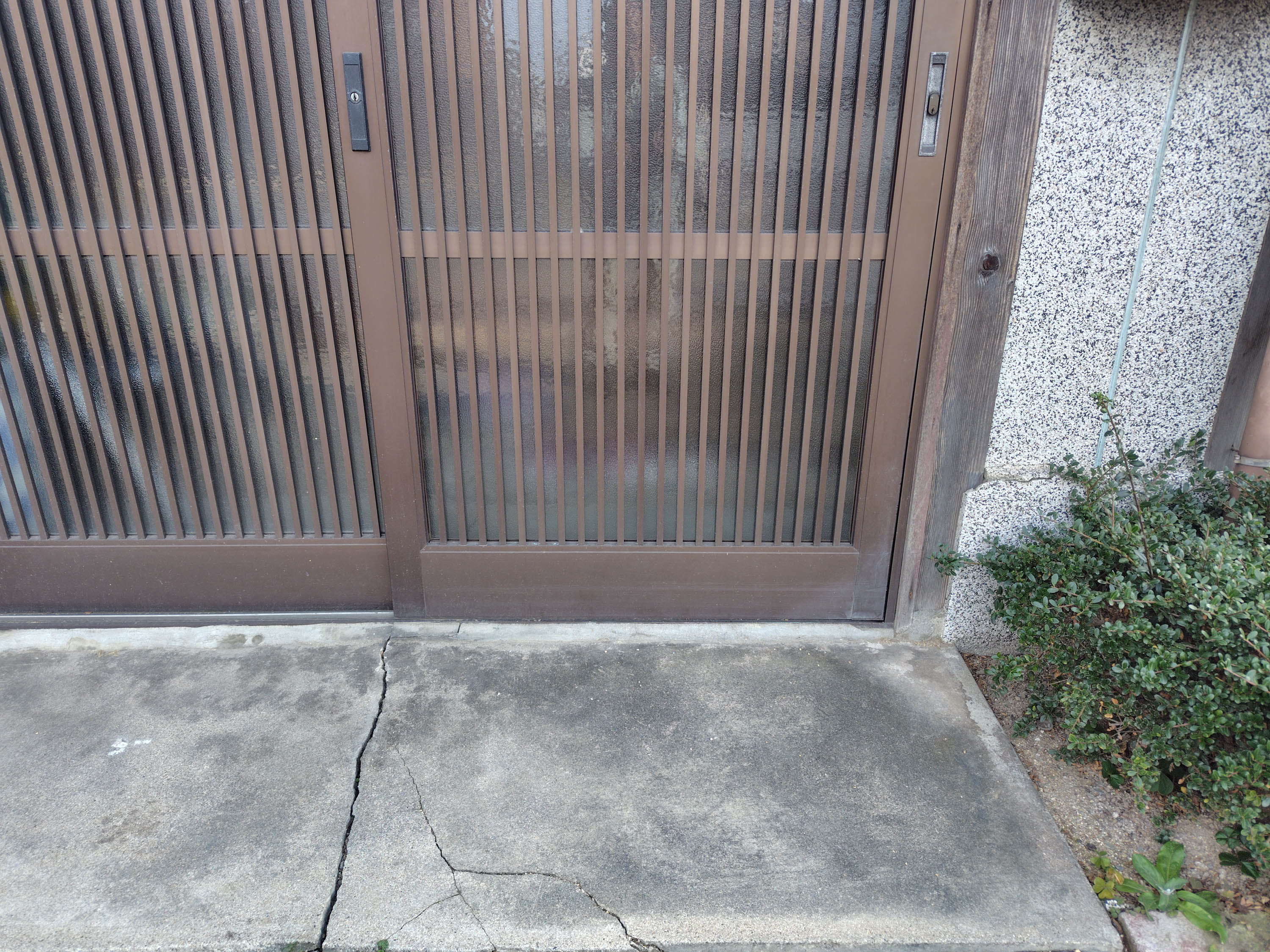 シンデンの〈高松市〉〈高松町〉玄関引き戸のガラス修理 【暮らしの「困った」を即解決！玄関ガラスの交換修理】の施工後の写真1