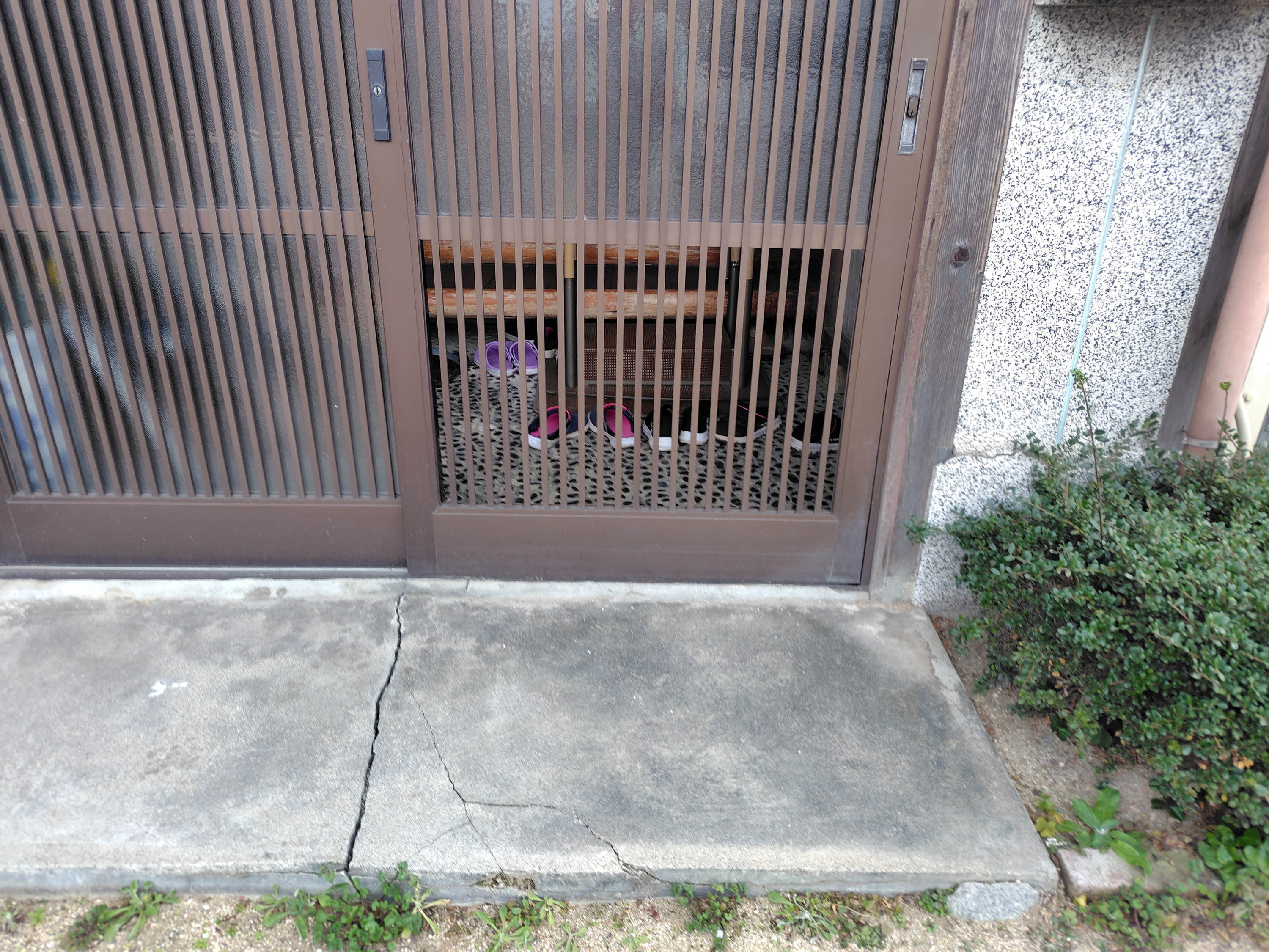 シンデンの〈高松市〉〈高松町〉玄関引き戸のガラス修理 【暮らしの「困った」を即解決！玄関ガラスの交換修理】の施工前の写真1