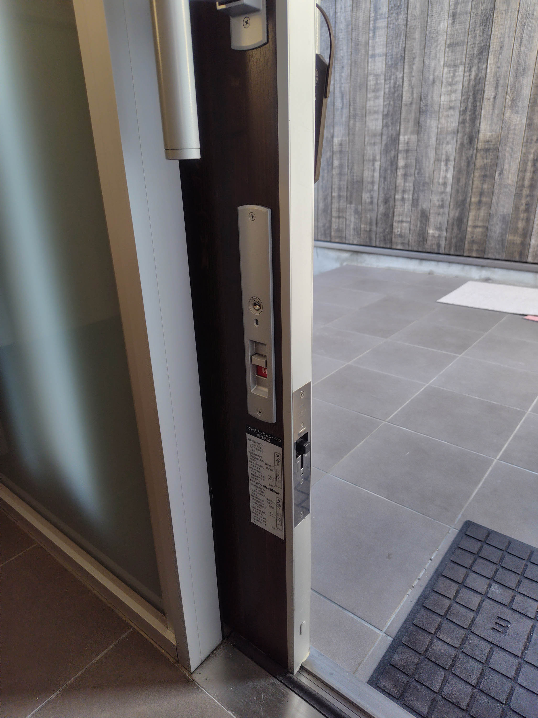 シンデンの〈高松市〉玄関の鍵が回らない・かからない！純正部品への交換でスムーズにの施工前の写真1