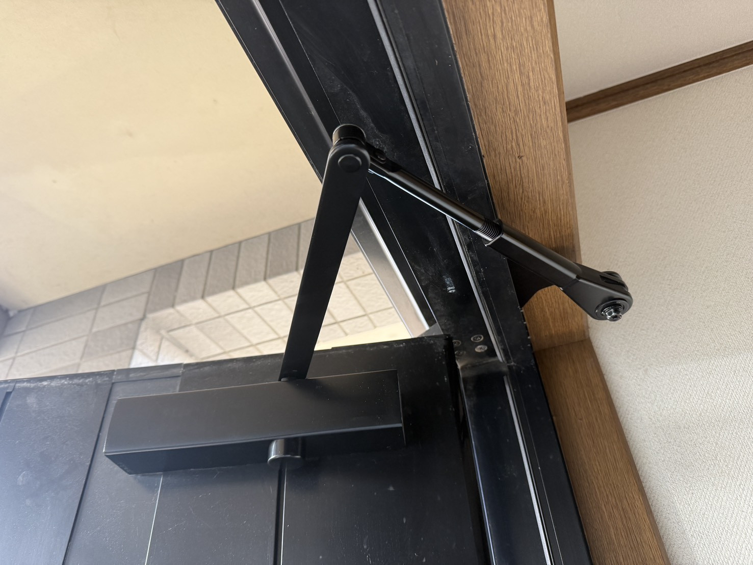 シンデンの〈観音寺市柞田町〉【バタン！と閉まる衝撃を解決。ドアクローザー交換で玄関を静かに】の施工後の写真1