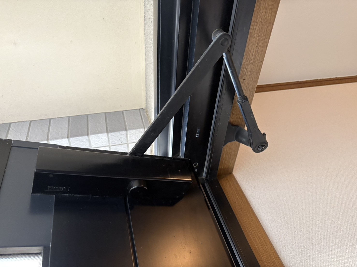 シンデンの〈観音寺市柞田町〉【バタン！と閉まる衝撃を解決。ドアクローザー交換で玄関を静かに】の施工前の写真1