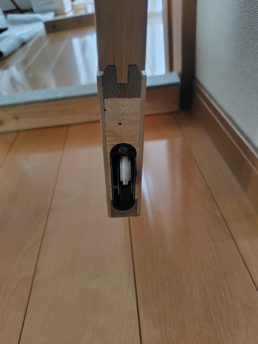 シンデンの〈高松市〉【室内建具】メーカー純正戸車・滑車の交換修理の施工前の写真1