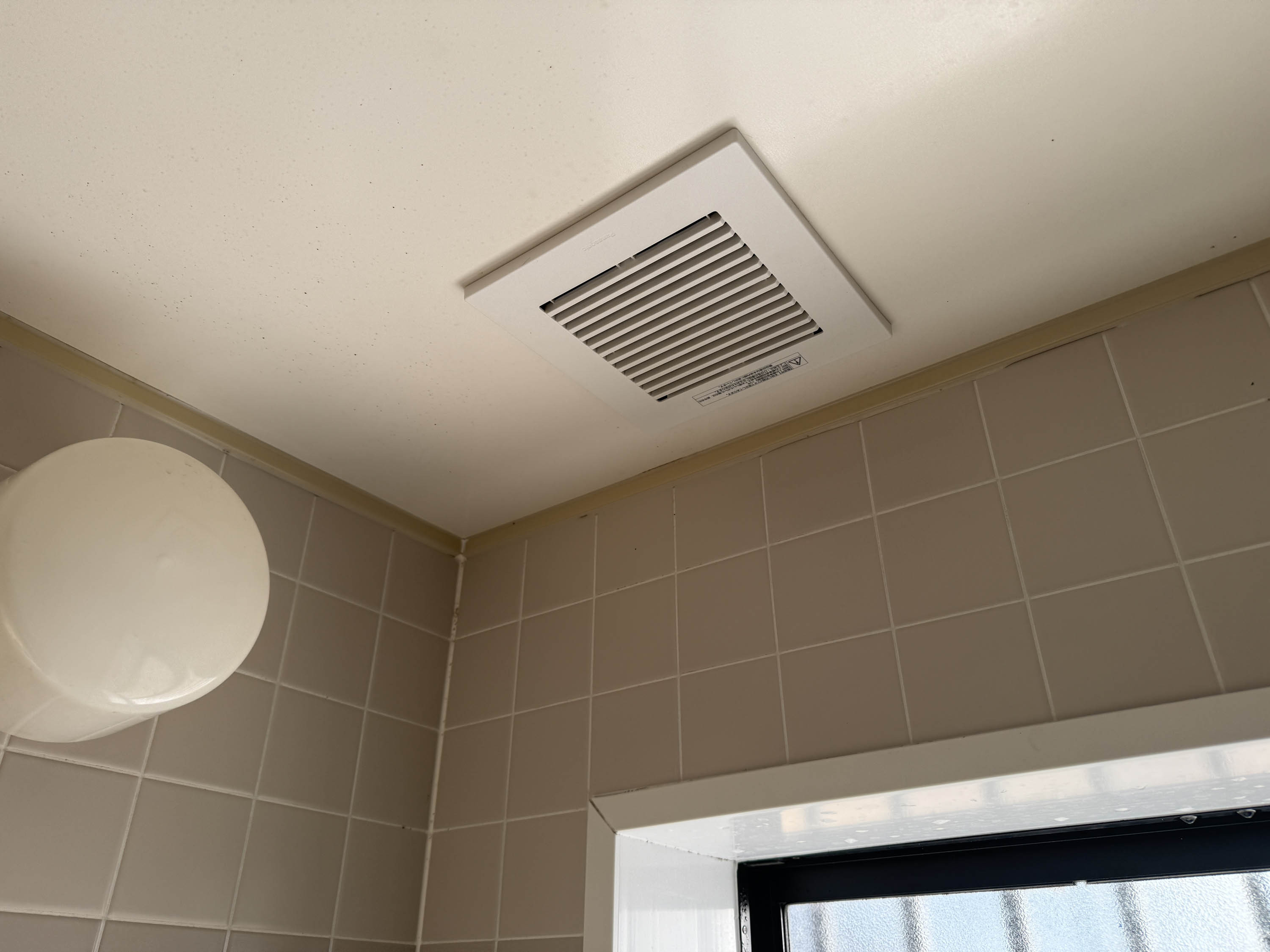 シンデンの〈高松市〉トイレ・浴室の換気扇交換：毎日の快適は「静かな換気」からの施工後の写真1