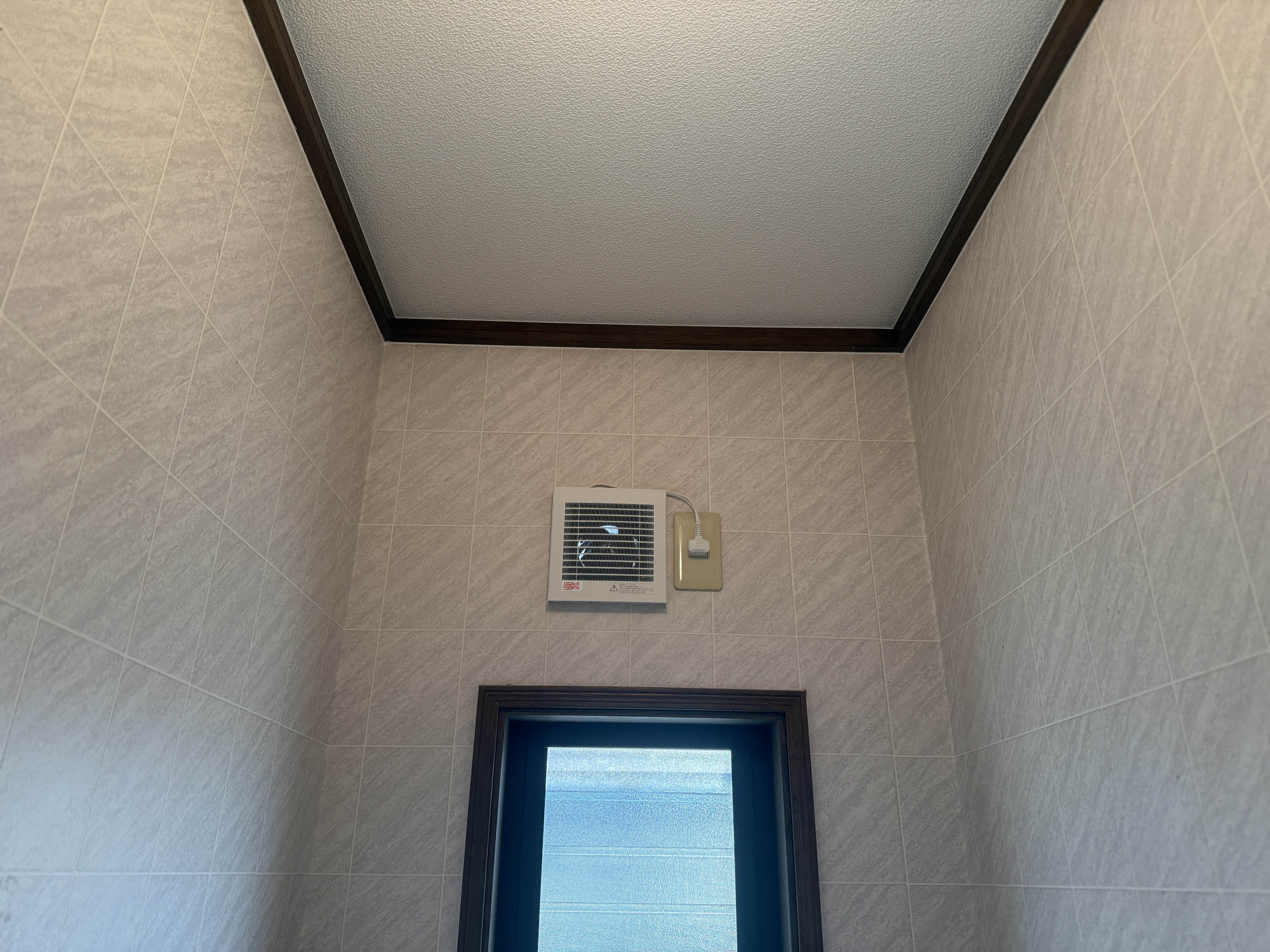 シンデンの〈高松市〉トイレ・浴室の換気扇交換：毎日の快適は「静かな換気」からの施工後の写真2