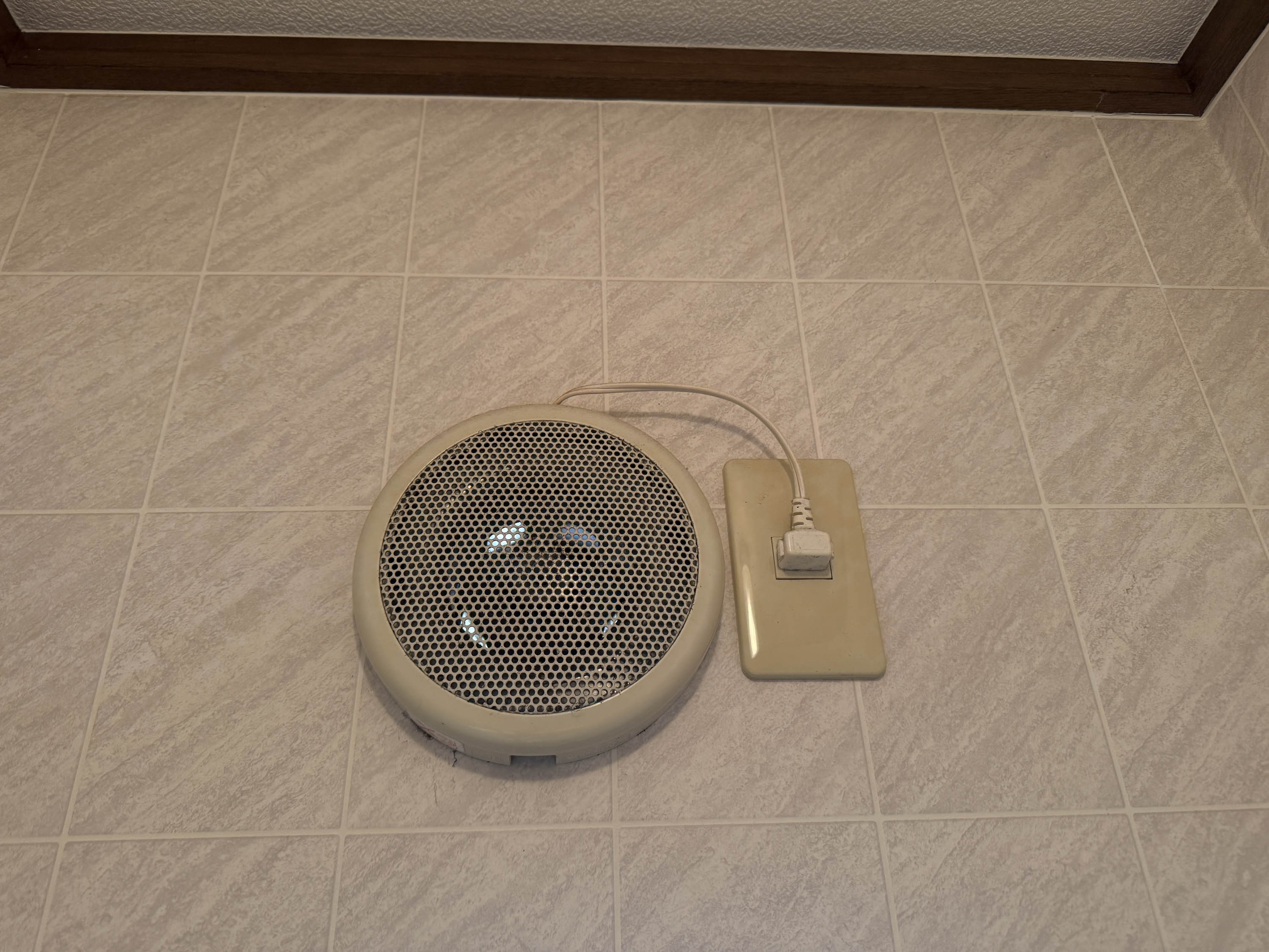 シンデンの〈高松市〉トイレ・浴室の換気扇交換：毎日の快適は「静かな換気」からの施工前の写真2