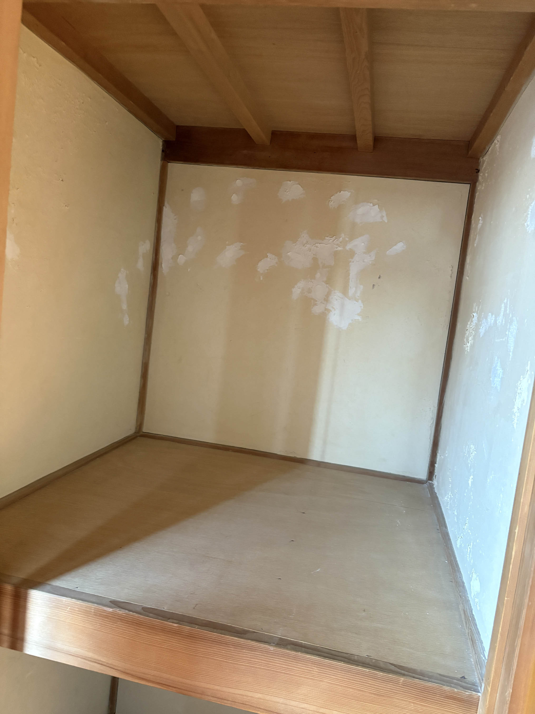 シンデンの〈高松市〉サッシ・建具の技術を活かす！剥がれた押入れ壁を丈夫な板張りに再生の施工前の写真1