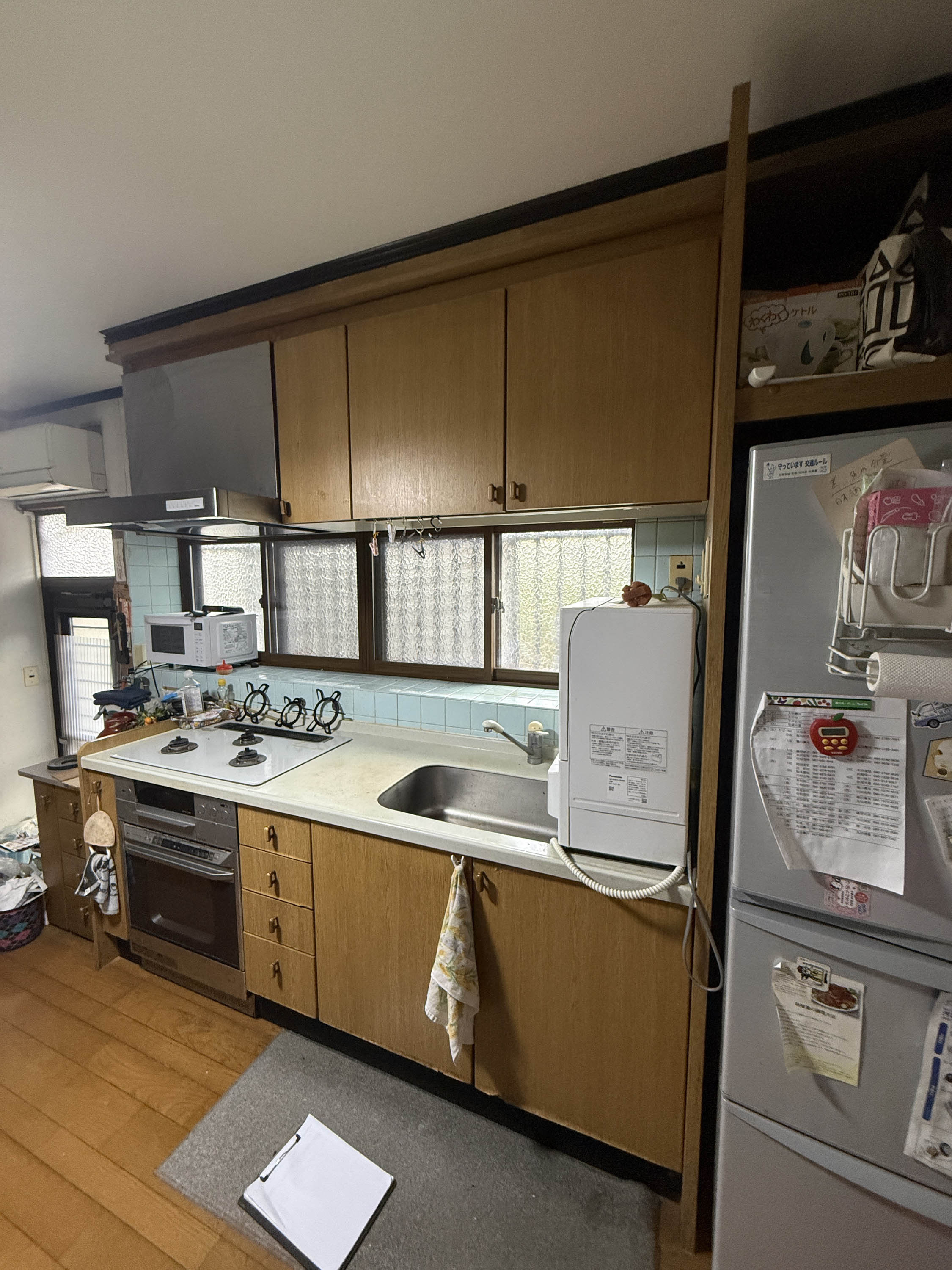 シンデンの〈高松市牟礼町〉水漏れ補修から、建具職人の技が光る「理想のキッチン」への施工前の写真1