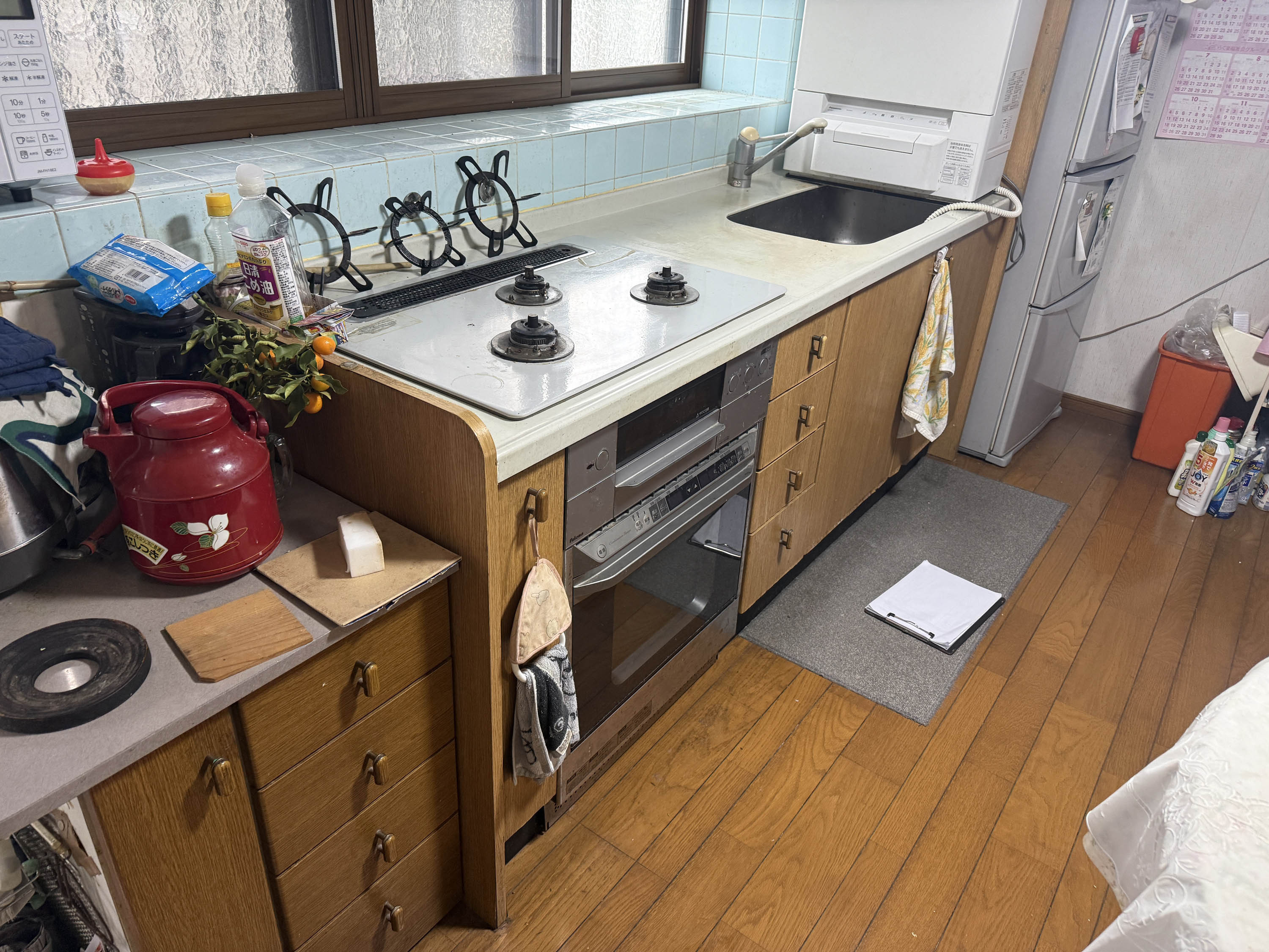 シンデンの〈高松市牟礼町〉水漏れ補修から、建具職人の技が光る「理想のキッチン」への施工前の写真2