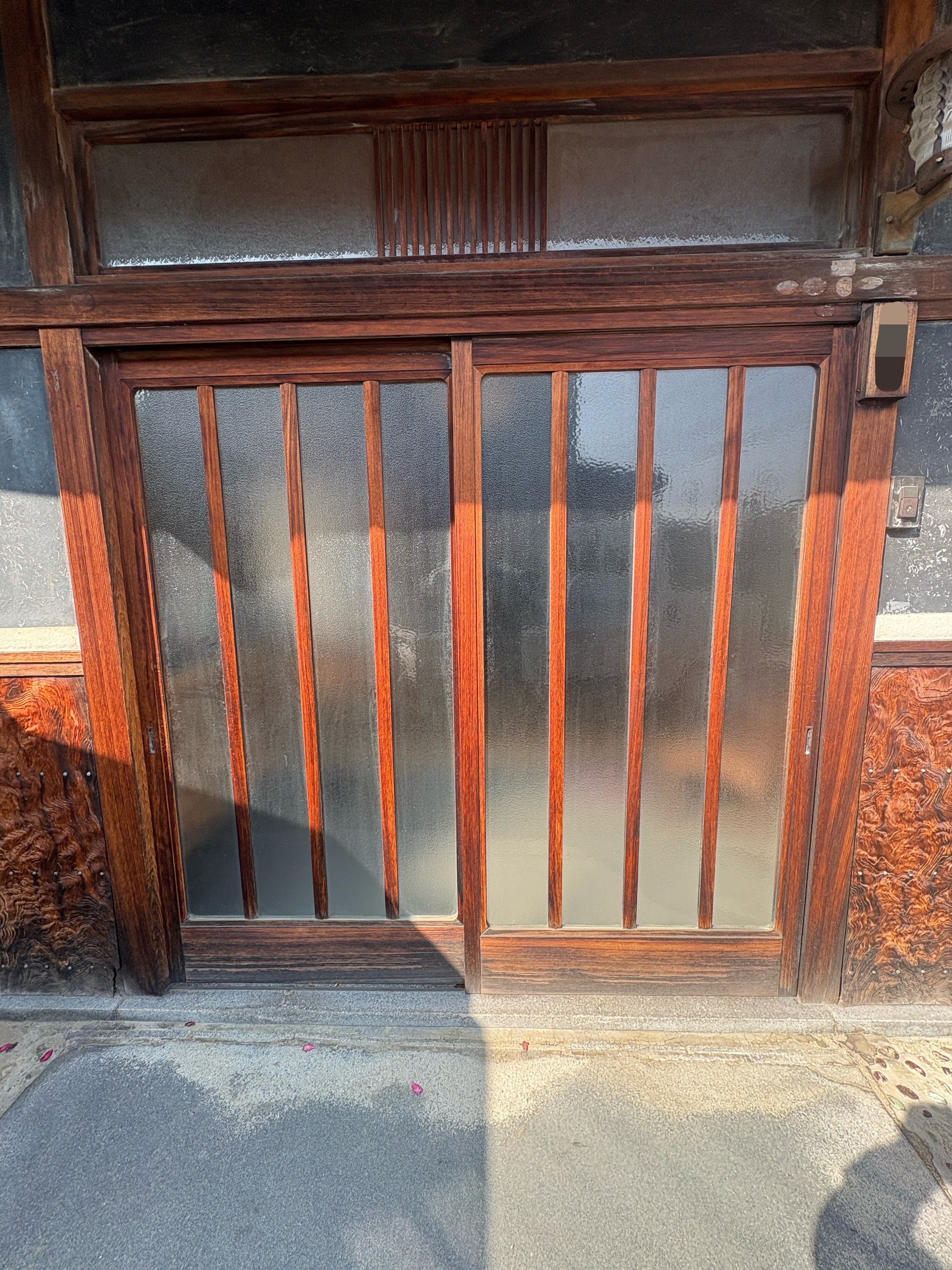 シンデンの〈高松市〉「中からしか鍵がかからない」玄関引戸を、職人の技で防犯・利便性アップ！の施工前の写真1