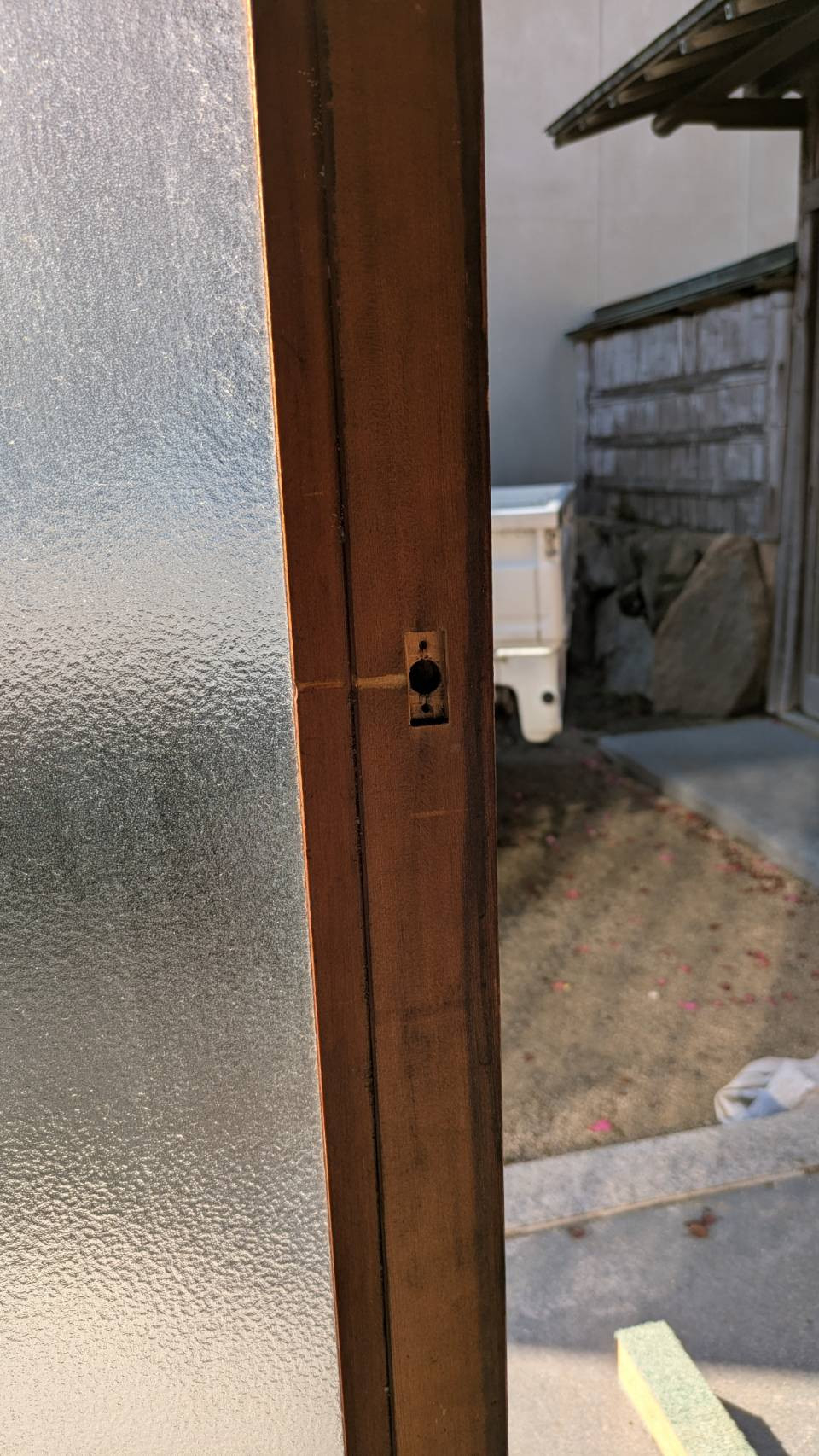 シンデンの〈高松市〉「中からしか鍵がかからない」玄関引戸を、職人の技で防犯・利便性アップ！の施工前の写真2