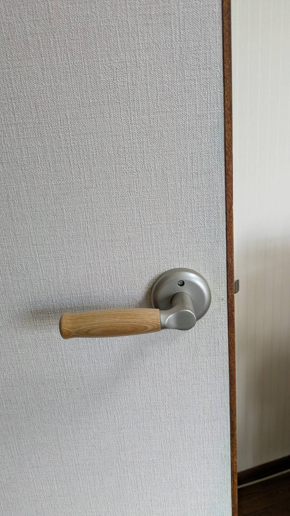 シンデンの〈高松市〉高松町　ドアが開けにくい不満を解消　レバーハンドルにの施工後の写真1