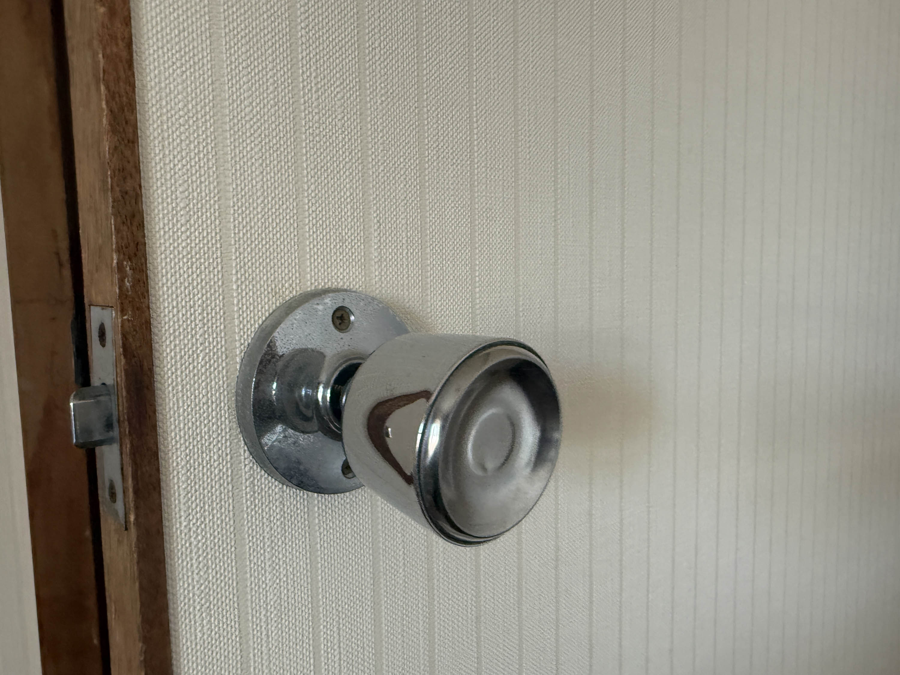 シンデンの〈高松市〉高松町　ドアが開けにくい不満を解消　レバーハンドルにの施工前の写真1