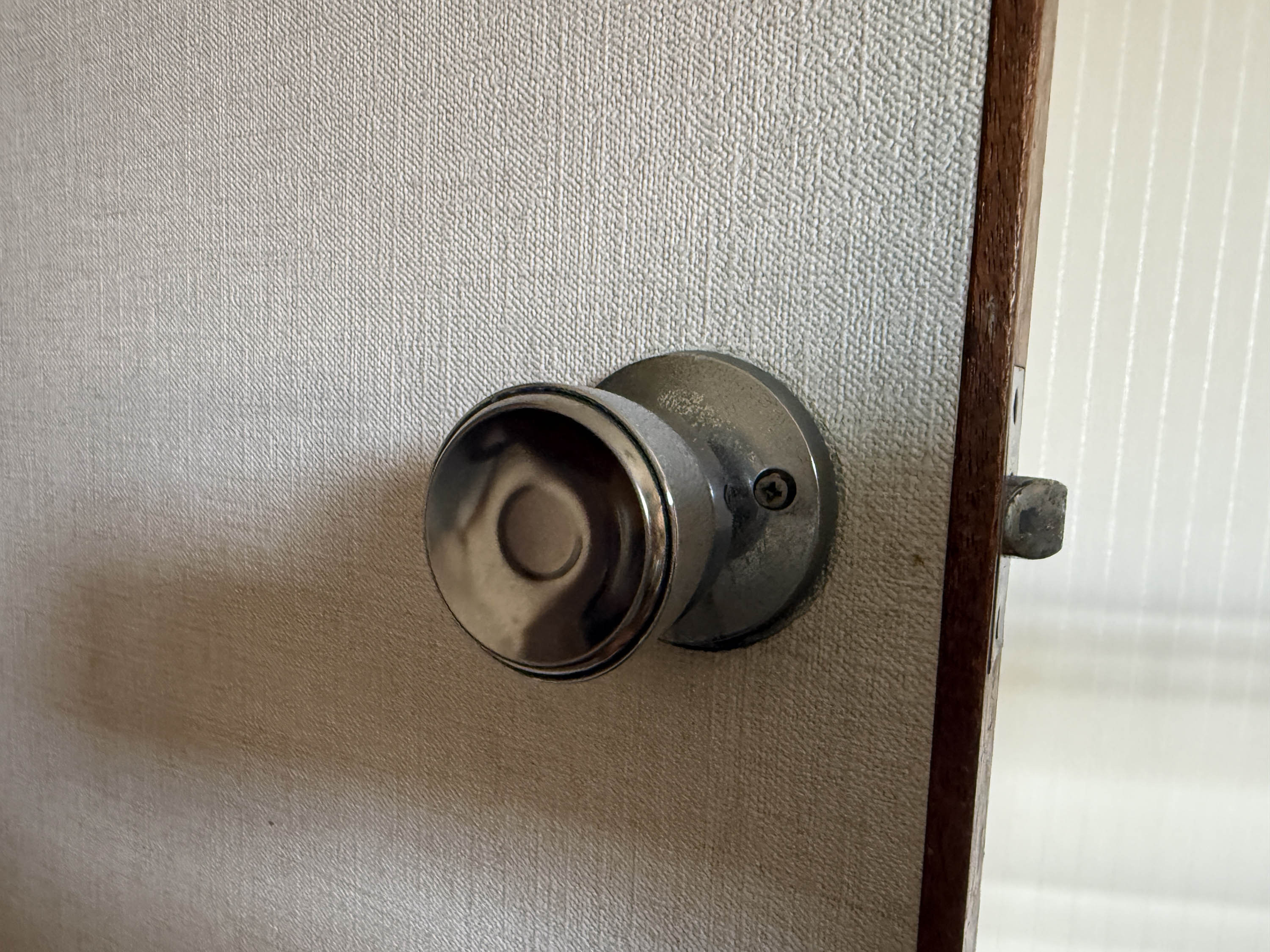 シンデンの〈高松市〉高松町　ドアが開けにくい不満を解消　レバーハンドルにの施工前の写真2