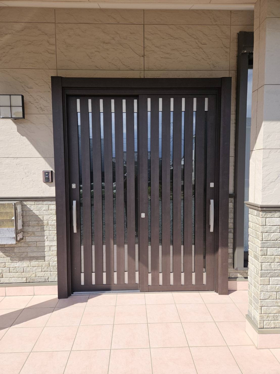 カンセイ蒲郡の機能性とデザイン性を両立した玄関引き戸の施工前の写真1