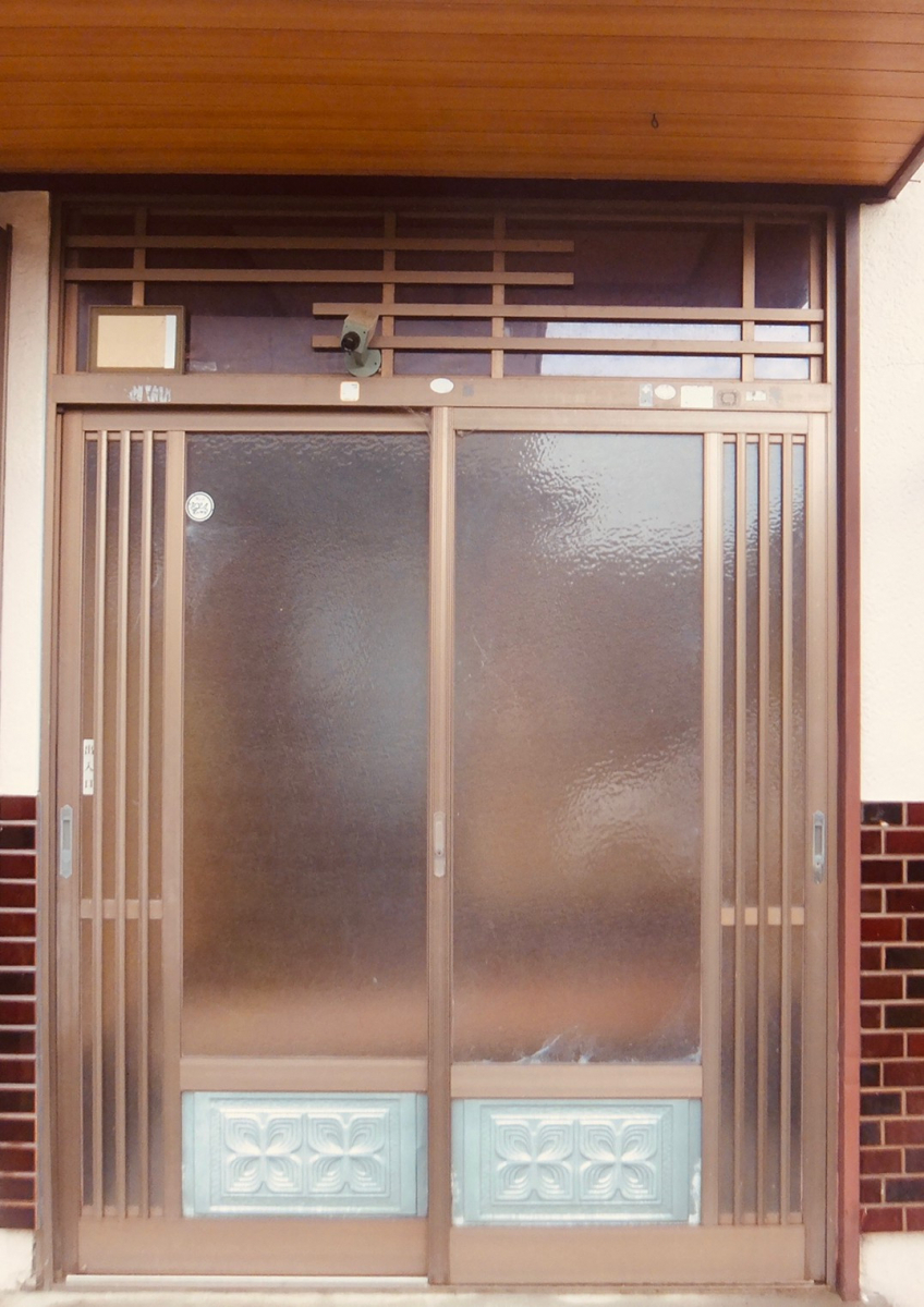 カンセイ蒲郡の「高さアップで開放的に！」や「1日でスッキリ玄関へ」の施工前の写真1