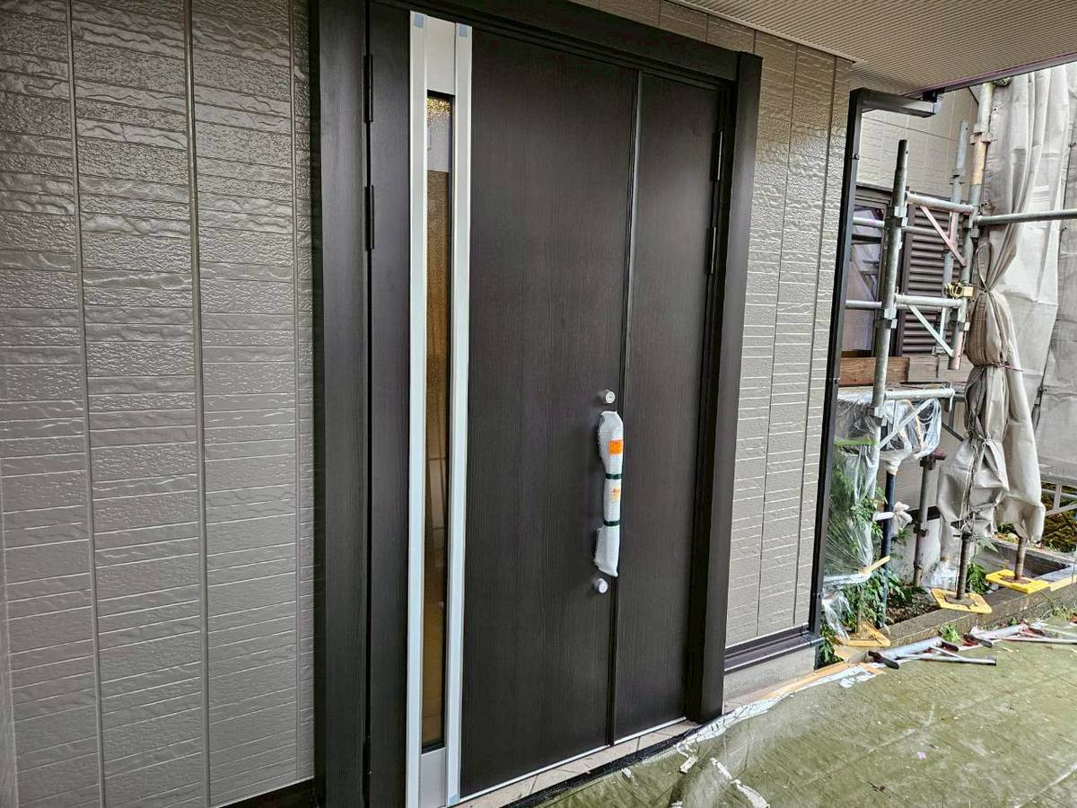 カンセイ蒲郡の玄関リフォーム施工事例｜リシェント親子ドアで使いやすさと断熱性アップ！の施工後の写真1