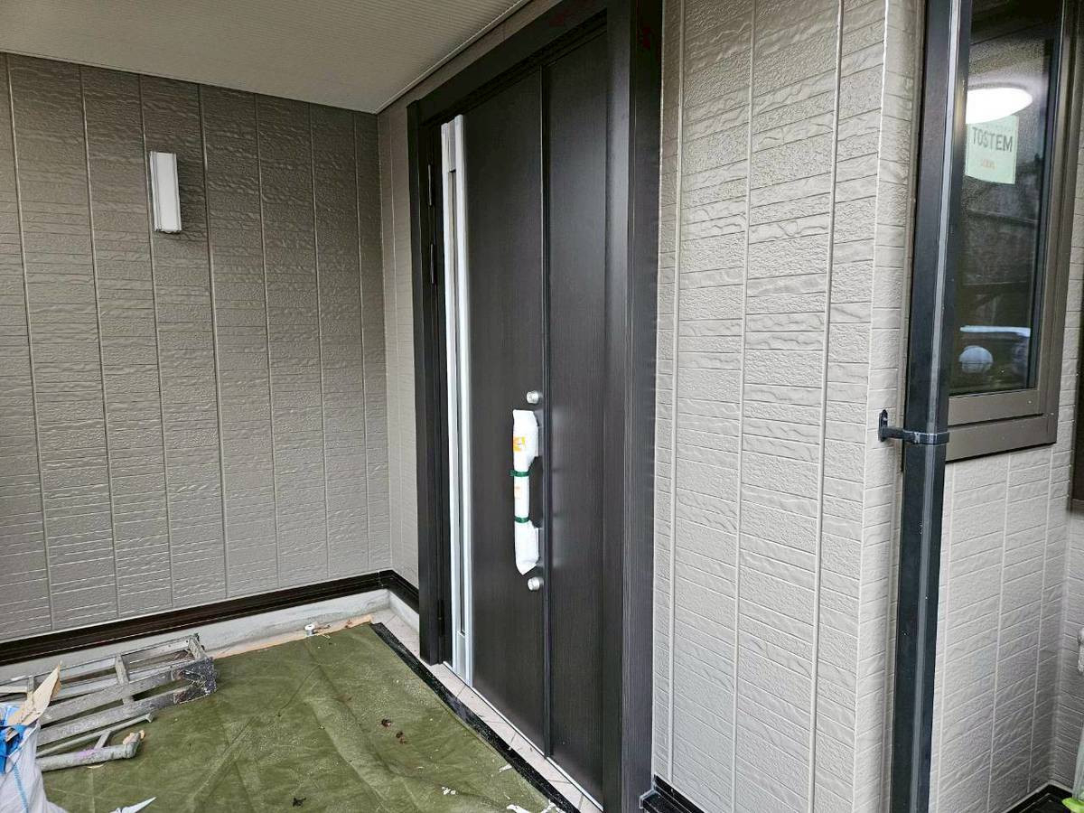 カンセイ蒲郡の玄関リフォーム施工事例｜リシェント親子ドアで使いやすさと断熱性アップ！の施工後の写真2