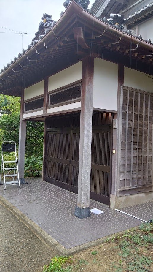 カンセイ蒲郡の雨の日も安心｜岡崎市Y様邸 サニージュで玄関前を快適にの施工前の写真1