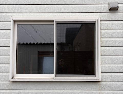 橋場ガラスのLIXIL EW(TG)トリプルガラス仕様のサッシで断熱性も遮音性も向上！の施工前の写真1