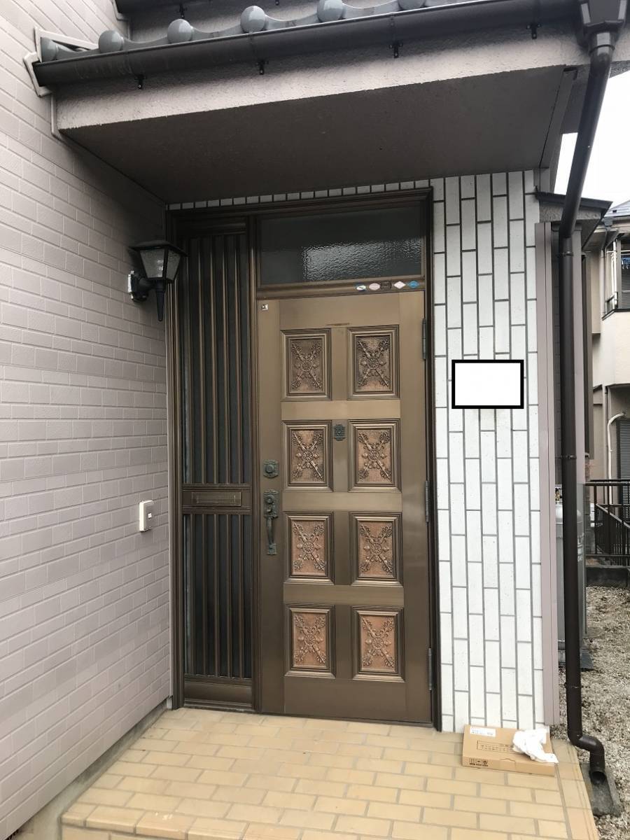 青梅トーヨー住器 青梅店のS様邸玄関ドア　リシェント工事の施工前の写真1