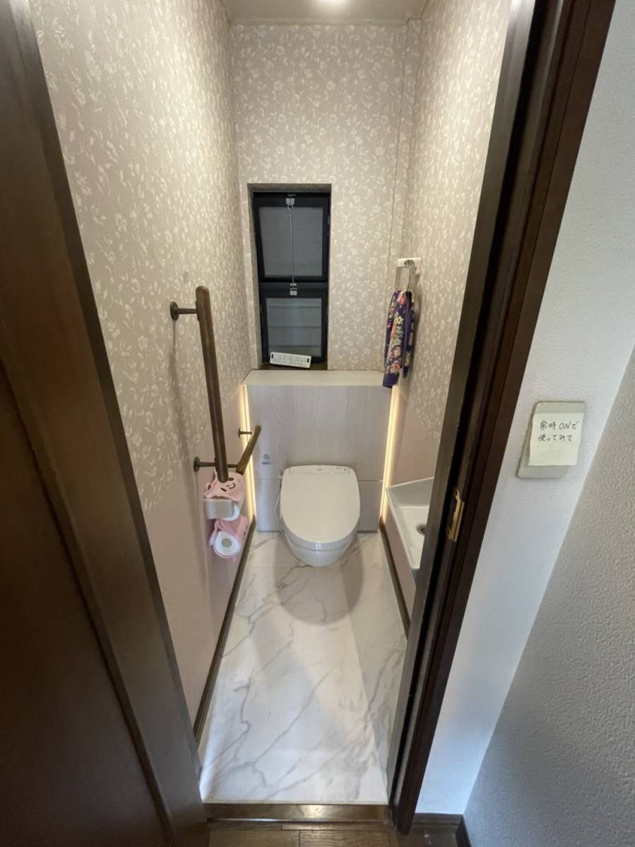 青梅トーヨー住器 青梅店のおしゃれなトイレ空間にリフォーム♪の施工後の写真1