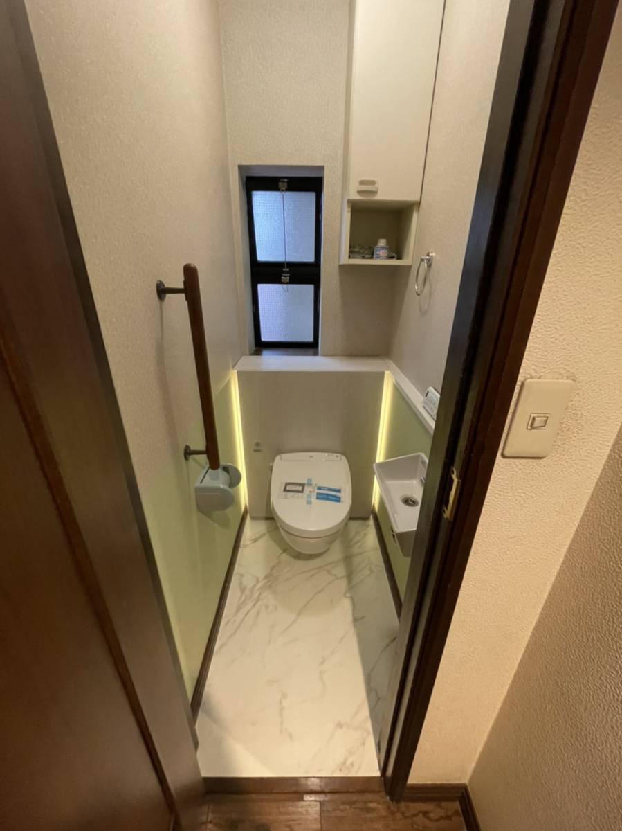 青梅トーヨー住器 青梅店のおしゃれなトイレ空間にリフォーム♪の施工後の写真2