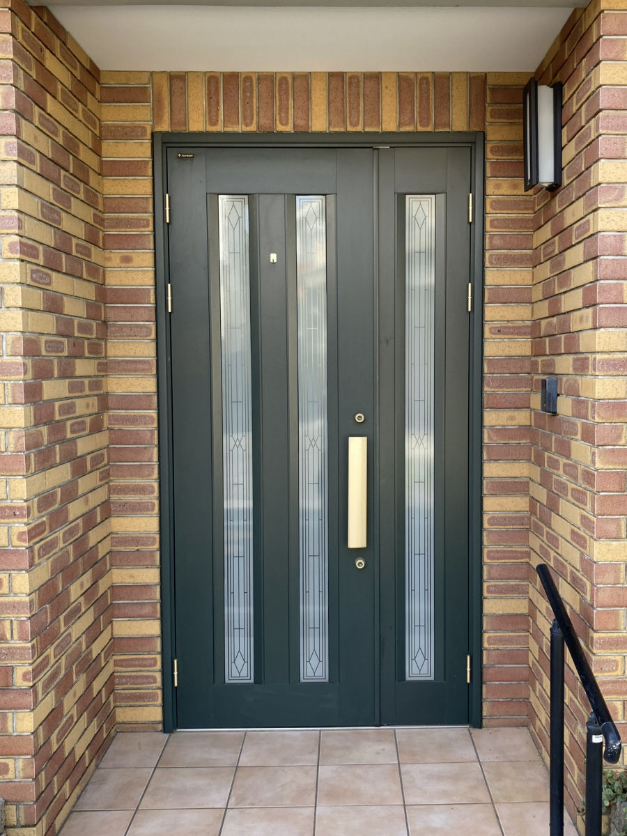 青梅トーヨー住器 青梅店の【東京都　国分寺市】リシェントなら壁を壊さず、たった1日で新しく快適な玄関に変身。の施工前の写真1