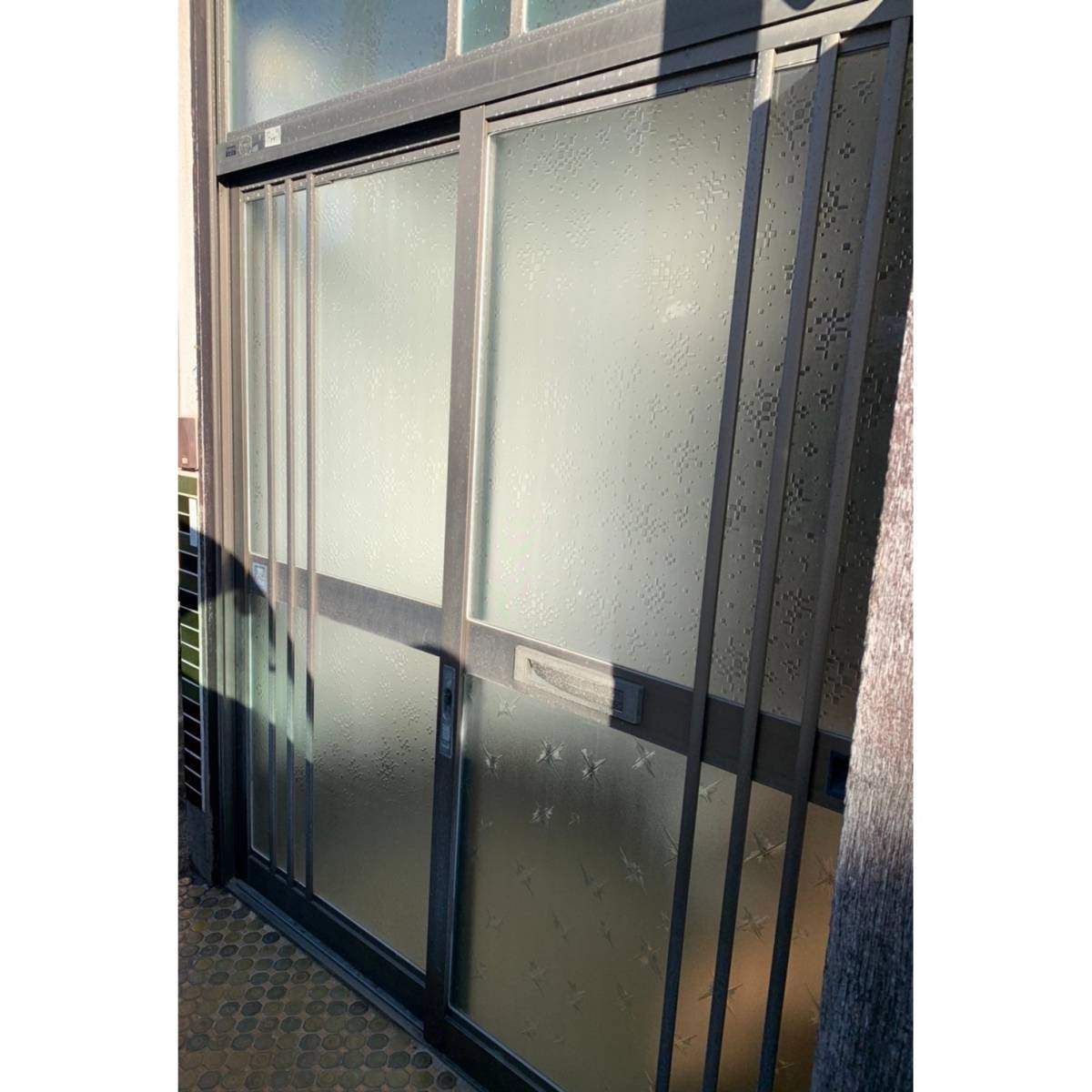 窓工房テラムラの古くなった玄関引戸をお値打ちに交換したいの施工前の写真1