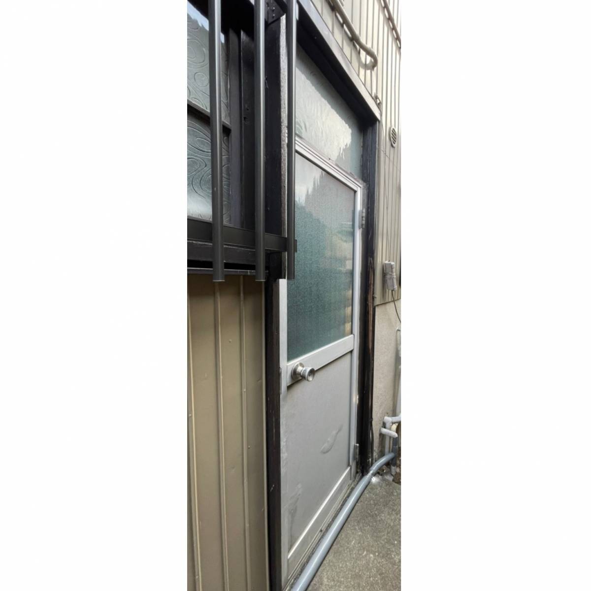 窓工房テラムラの勝手口のドアを交換して庇も付けたいの施工前の写真1