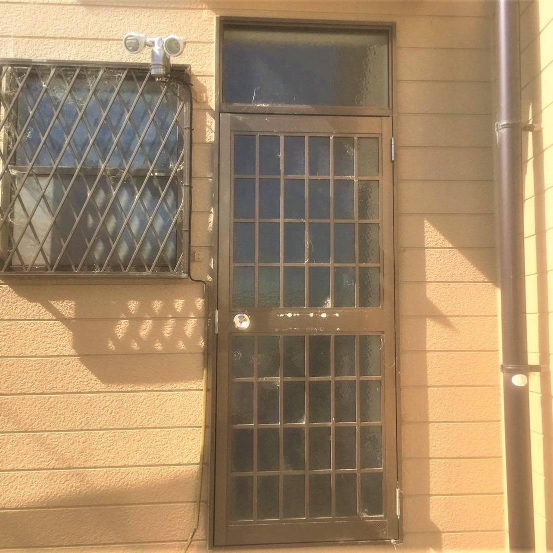 窓工房テラムラのボロボロになった勝手口ドアを採風のできる勝手口に交換したいの施工前の写真1