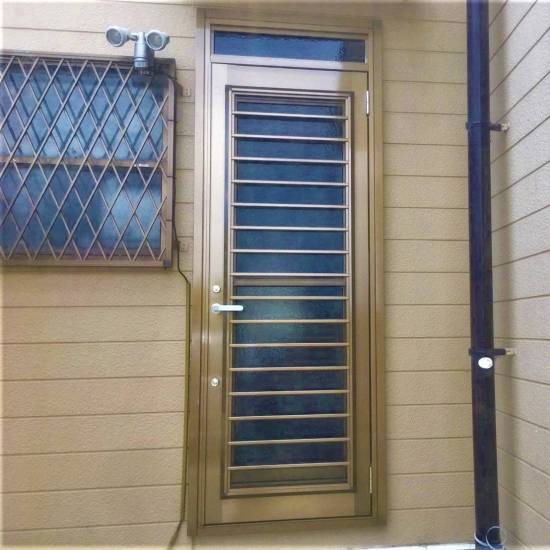 窓工房テラムラのボロボロになった勝手口ドアを採風のできる勝手口に交換したい施工事例写真1