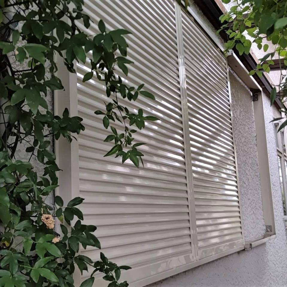 窓工房テラムラの毎年の台風で酷使したのか、雨戸がボロボロになりました。雨戸本体のみの交換は可能でしょうかの施工後の写真1
