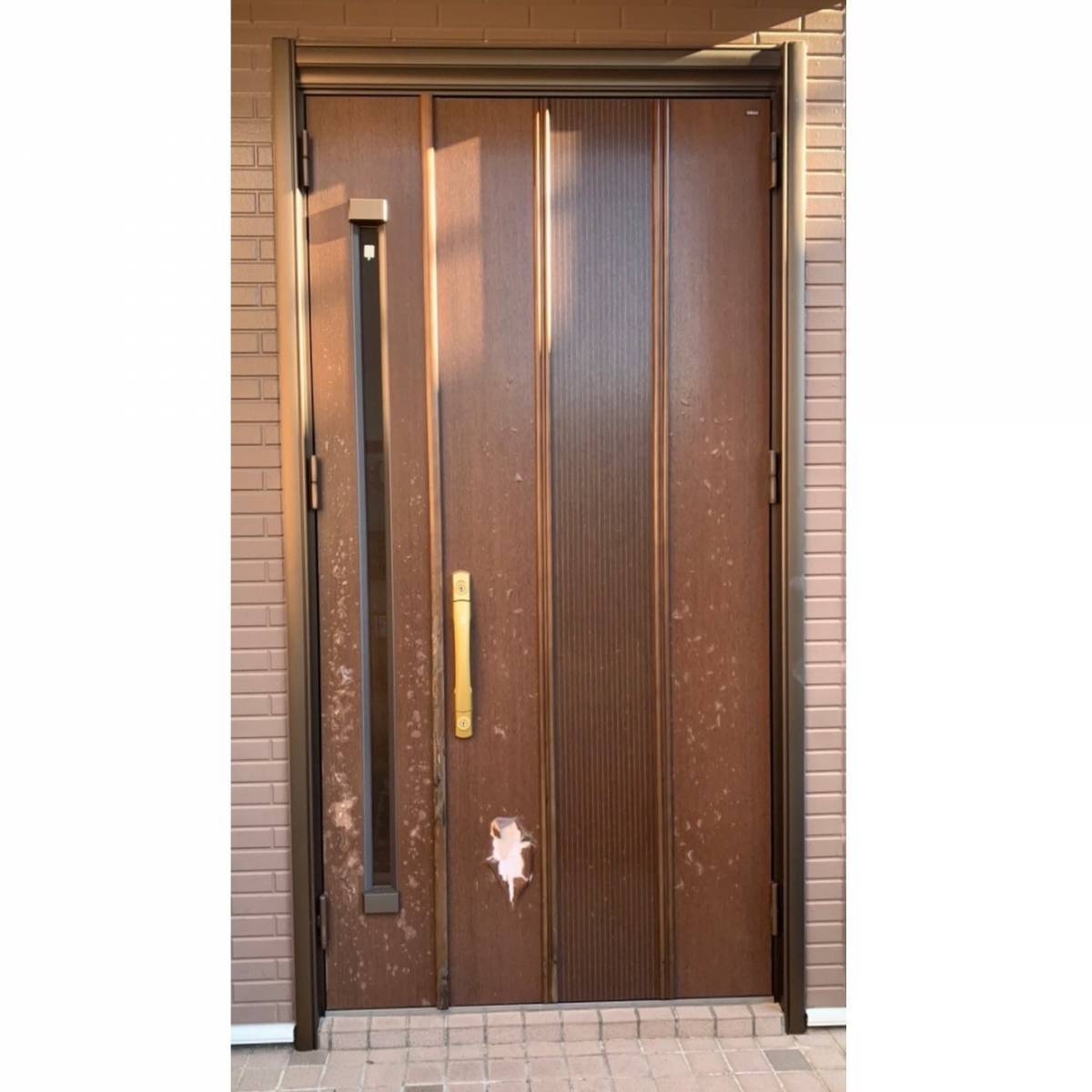 窓工房テラムラの傷ついてしまった玄関ドアを交換したいの施工前の写真1