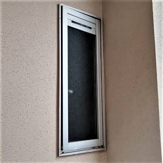 窓工房テラムラの浴室の窓がうまく閉まらないので、新しい窓に交換したいの施工前の写真1