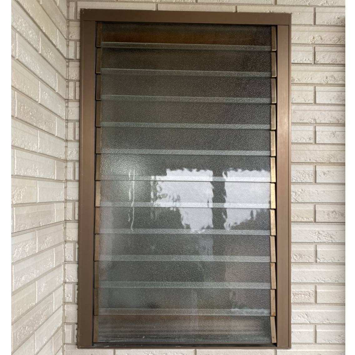 窓工房テラムラのルーバー窓にシャッターを後付したいの施工前の写真1